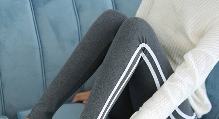 Женские облегающие брюки с боковыми полосками — высокая посадка, подчёркивающая фигуру, с эластичной тканью, подходящей для фитнеса и йоги. — изображение 2