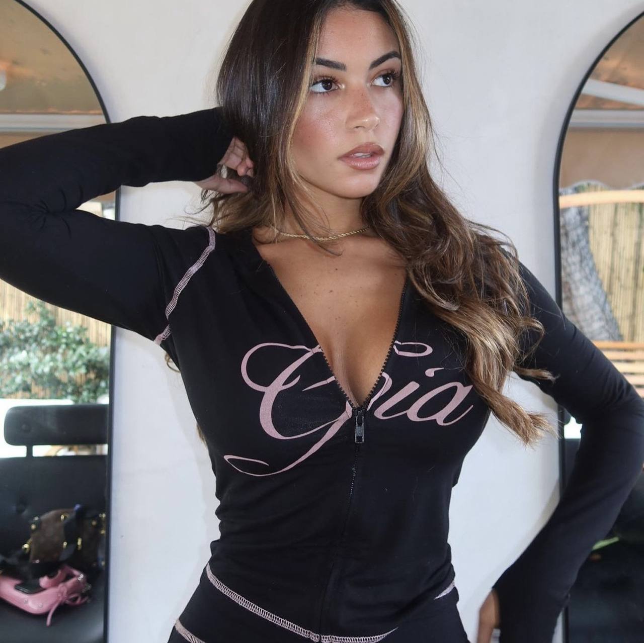 Образ 'горячей штучки' — комплект из двух предметов: брюки с низкой посадкой и топ с перевёрнутым дизайном, с буквенным принтом — изображение 2