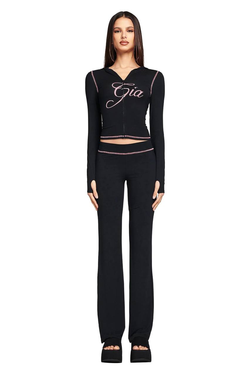 Образ 'горячей штучки' — комплект из двух предметов: брюки с низкой посадкой и топ с перевёрнутым дизайном, с буквенным принтом — изображение 6