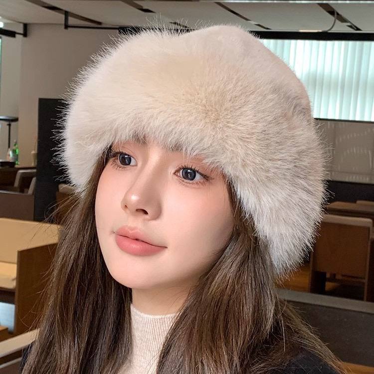 Женская шапка-ушанка из искусственного меха — стильный и практичный аксессуар для осени и зимы.