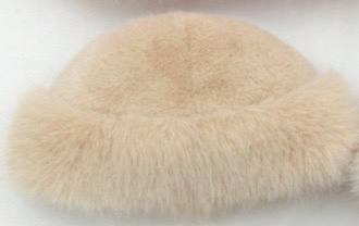 Женская шапка-ушанка из искусственного меха — стильный и практичный аксессуар для осени и зимы. — изображение 3