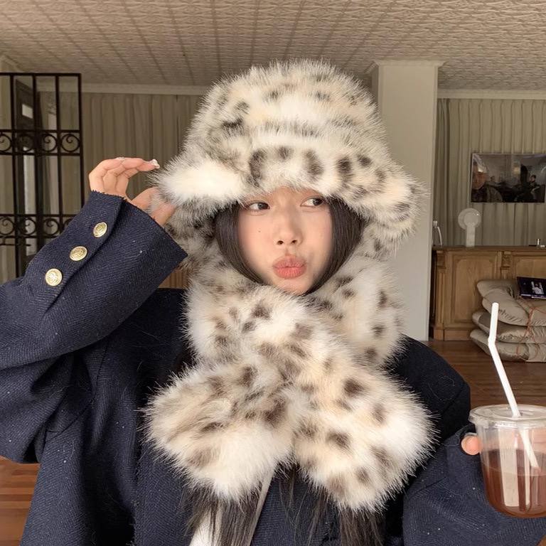 Женская шапка с леопардовым принтом, выполненная из искусственного меха, предназначенная для осени и зимы.