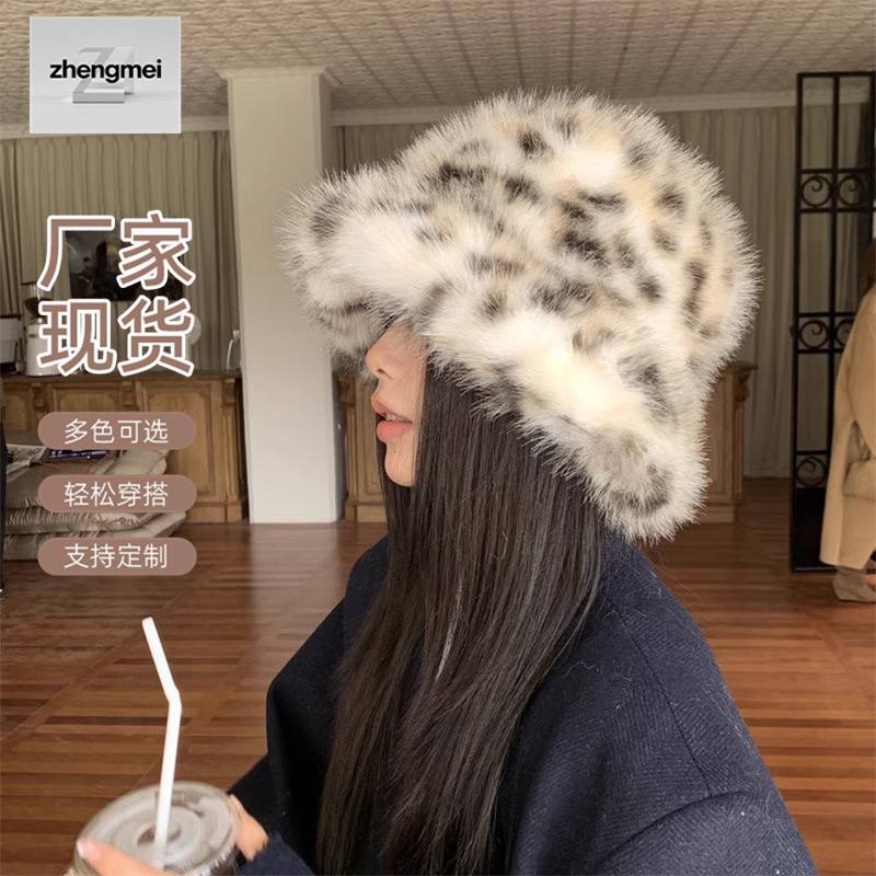 Женская шапка с леопардовым принтом, выполненная из искусственного меха, предназначенная для осени и зимы. — изображение 2