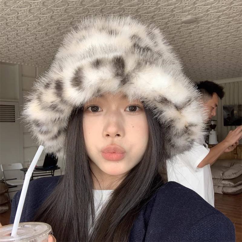 Женская шапка с леопардовым принтом, выполненная из искусственного меха, предназначенная для осени и зимы. — изображение 3