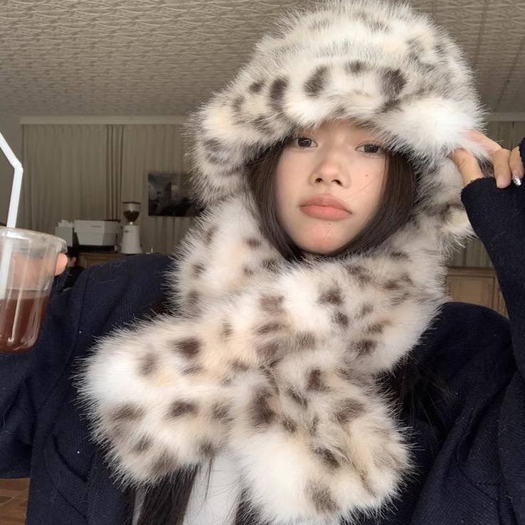 Женская шапка с леопардовым принтом, выполненная из искусственного меха, предназначенная для осени и зимы. — изображение 4