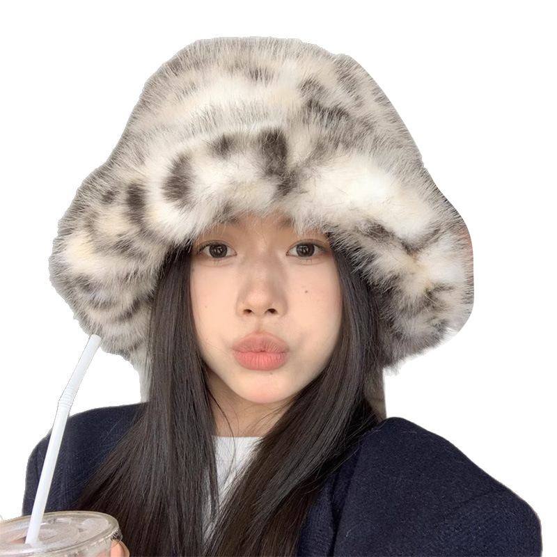 Женская шапка с леопардовым принтом, выполненная из искусственного меха, предназначенная для осени и зимы. — изображение 5