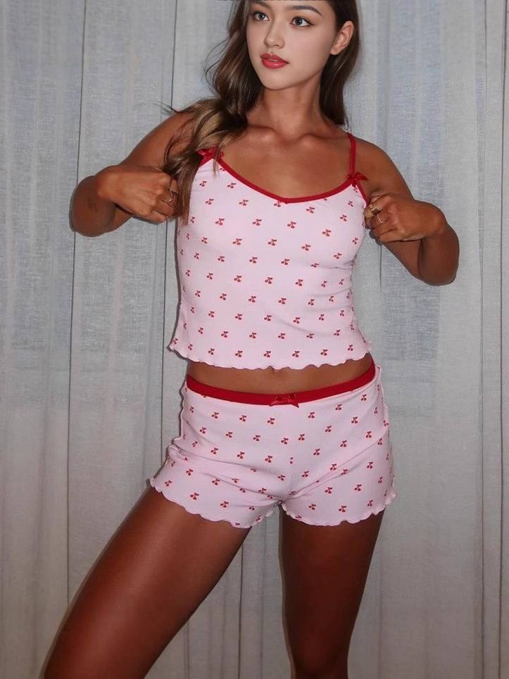 Летний женский комплект: топ на бретельках и шорты с ярким вишневым принтом, выполнен из лёгкого полиэстера. Идеален для сна, дома и отдыха, удобный и стильный. — изображение 2