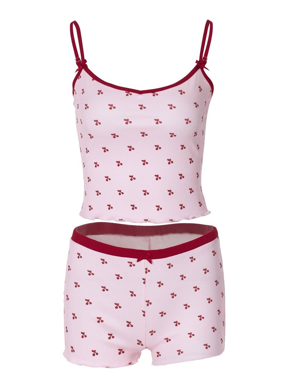 Летний женский комплект: топ на бретельках и шорты с ярким вишневым принтом, выполнен из лёгкого полиэстера. Идеален для сна, дома и отдыха, удобный и стильный. — изображение 5