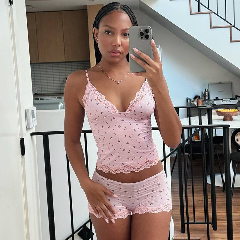 Женский домашний комплект 2025 года: кружевной V-образный топ на тонких бретельках и высокие облегающие шорты с принтом. Стильный и комфортный, идеально подходит для дома, отдыха и сна. — изображение 3