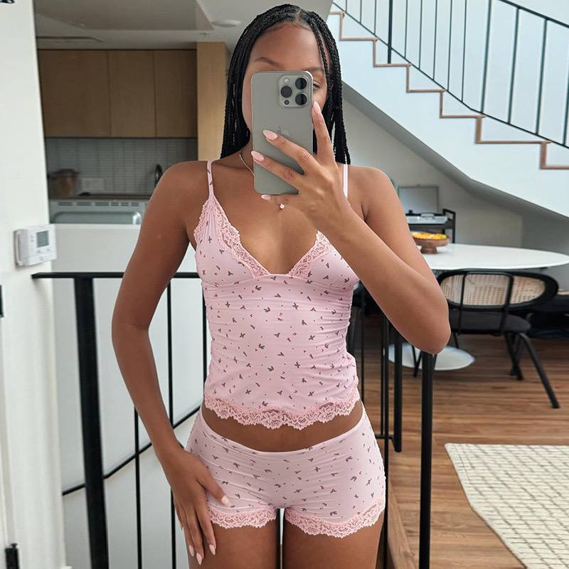 Женский домашний комплект 2025 года: кружевной V-образный топ на тонких бретельках и высокие облегающие шорты с принтом. Стильный и комфортный, идеально подходит для дома, отдыха и сна. — изображение 5