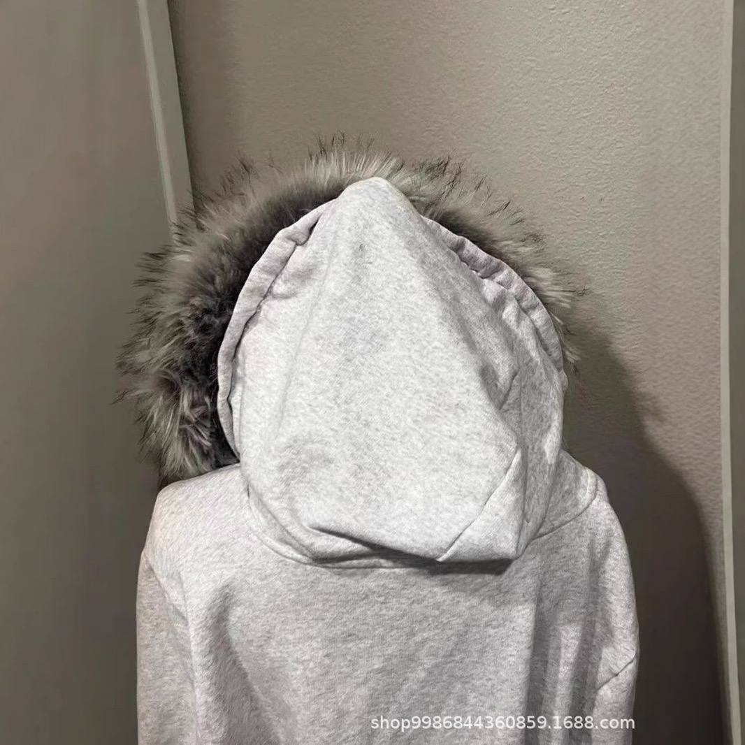 Женская серая хип-хоп толстовка с капюшоном, меховой подкладкой и молнией. Тёплая, стильная и удобная для повседневной носки. — изображение 2