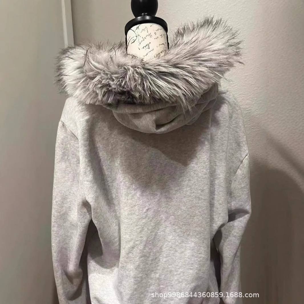 Женская серая хип-хоп толстовка с капюшоном, меховой подкладкой и молнией. Тёплая, стильная и удобная для повседневной носки. — изображение 3