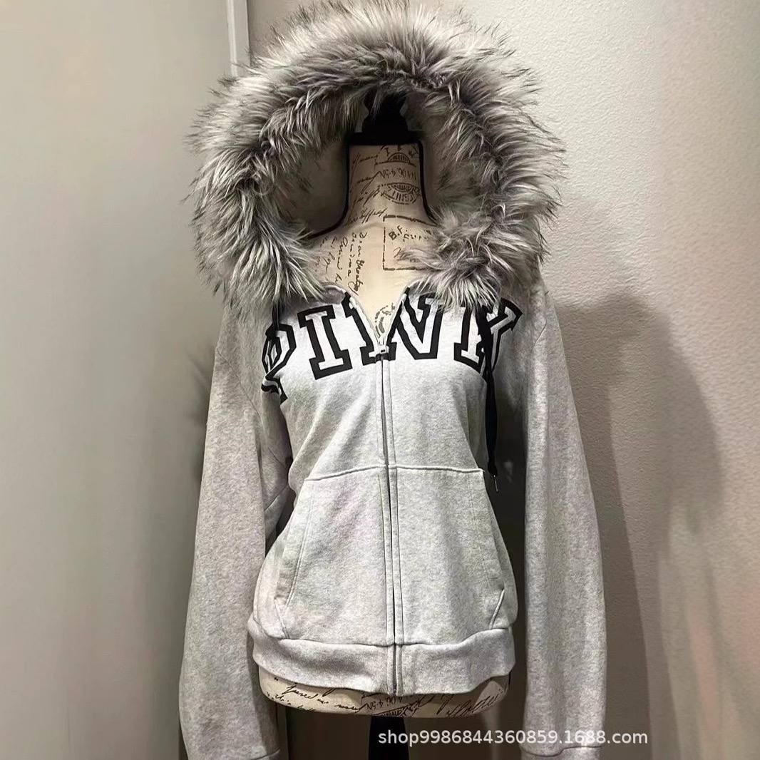 Женская серая хип-хоп толстовка с капюшоном, меховой подкладкой и молнией. Тёплая, стильная и удобная для повседневной носки. — изображение 4