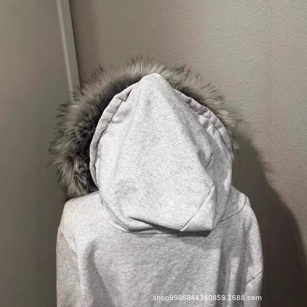 Женская серая хип-хоп толстовка с капюшоном, меховой подкладкой и молнией. Тёплая, стильная и удобная для повседневной носки. — изображение 5