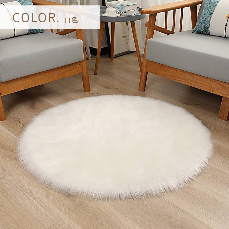 Круглый пушистый коврик в скандинавском стиле — имитация овчины: мягкий, плюшевый, уютный. Идеально подойдёт к кровати или на подоконник для создания тёплой атмосферы дома. — изображение 2