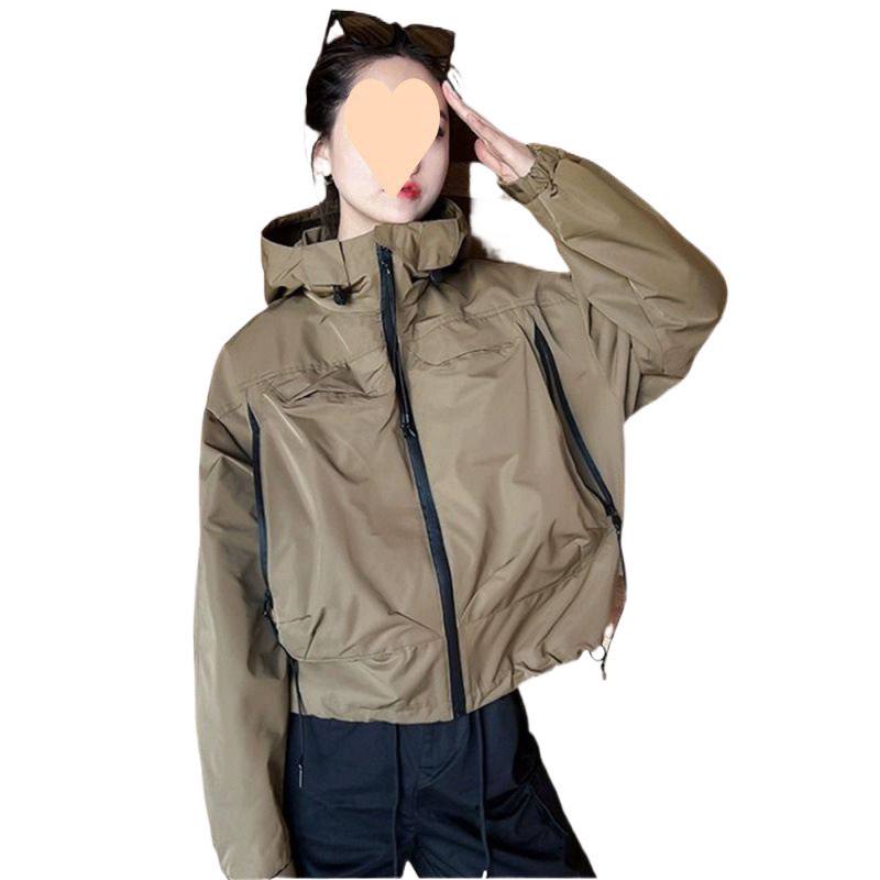 Женская короткая ветровка с капюшоном. Свободный крой, модный дизайн, удобна для повседневной носки. — изображение 2