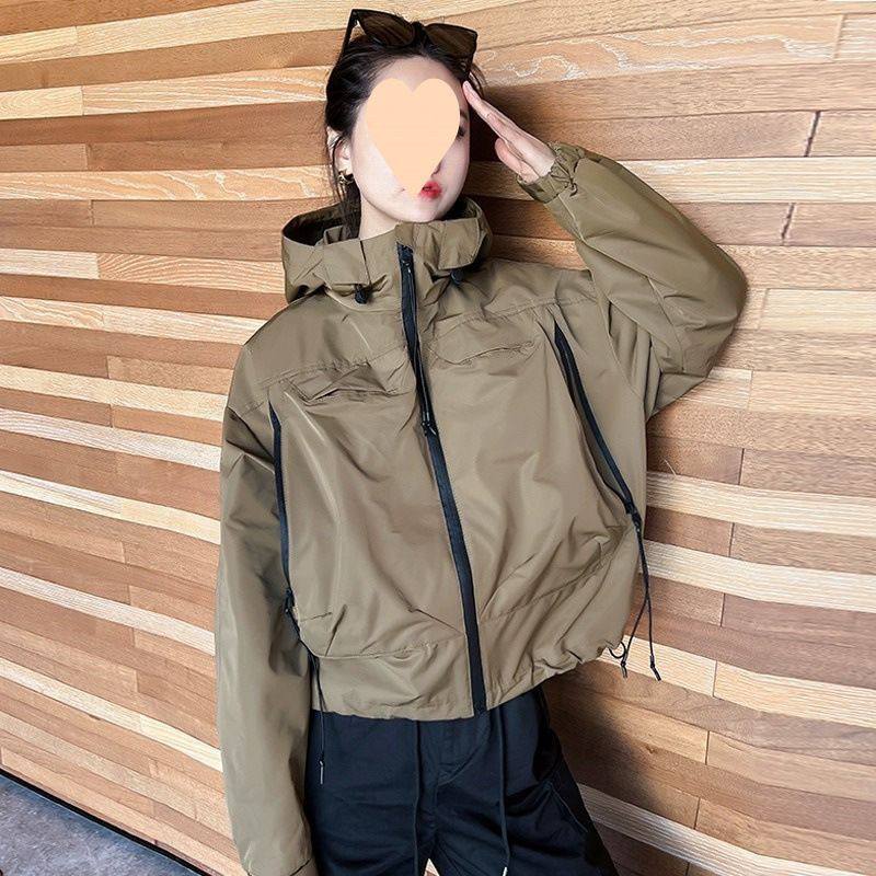 Женская короткая ветровка с капюшоном. Свободный крой, модный дизайн, удобна для повседневной носки. — изображение 3