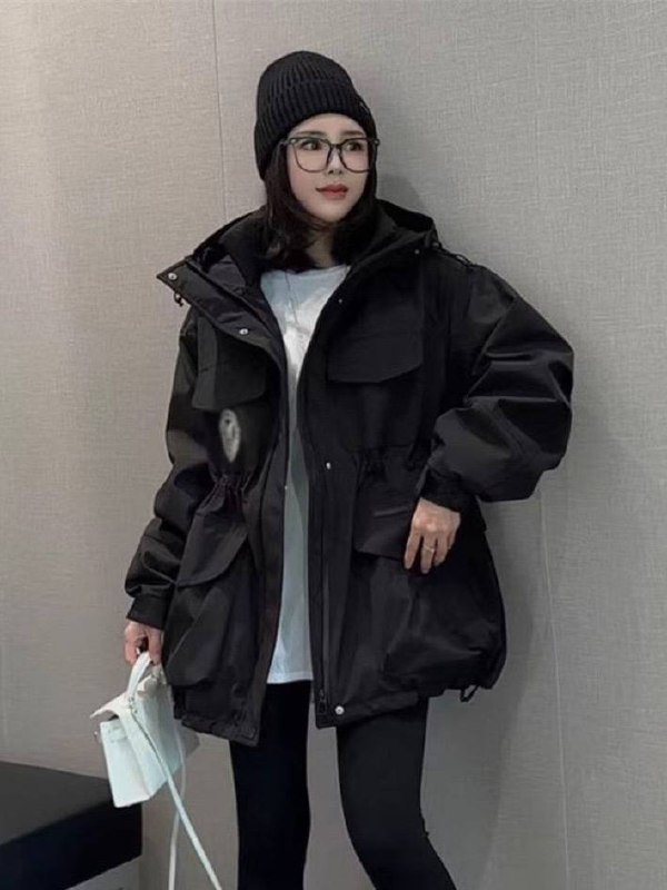 Женская ветровка: капюшон, свободный крой, подходит для миниатюрных и plus-size фигур, универсальна и практична. — изображение 2