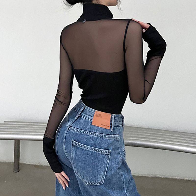 Женский лонгслив с длинным рукавом — стильная новинка с дизайнерским акцентом: элегантные вставки из прозрачной сетки придают образу утончённость и лёгкую соблазнительность. — изображение 3