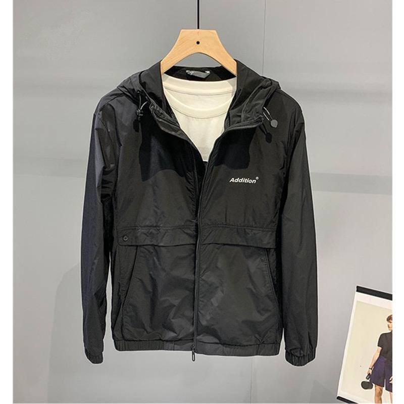 Лёгкая и стильная куртка для мужчин с капюшоном — отличный выбор для лета.