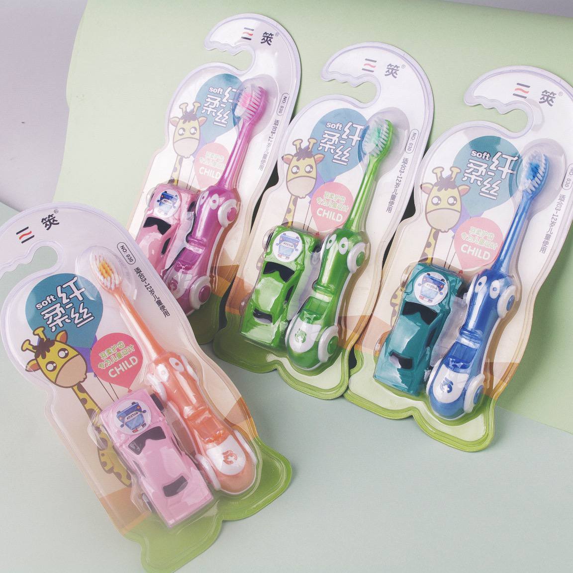 Зубная щётка для детей с ярким дизайном и мягкой щетиной. Идеальна для малышей и школьников.