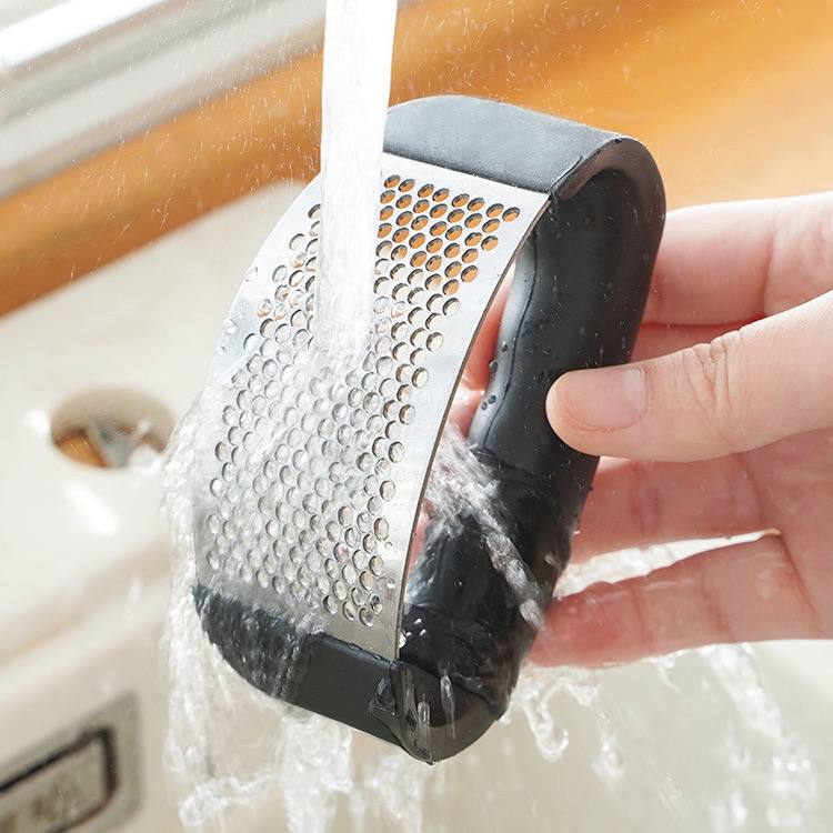 Пресс для чеснока из нержавеющей стали с усиленной (толстостенной) конструкцией. Подходит для быстрого и удобного измельчения чеснока и имбиря. Прочный, долговечный, легко моется, не ржавеет. — изображение 3