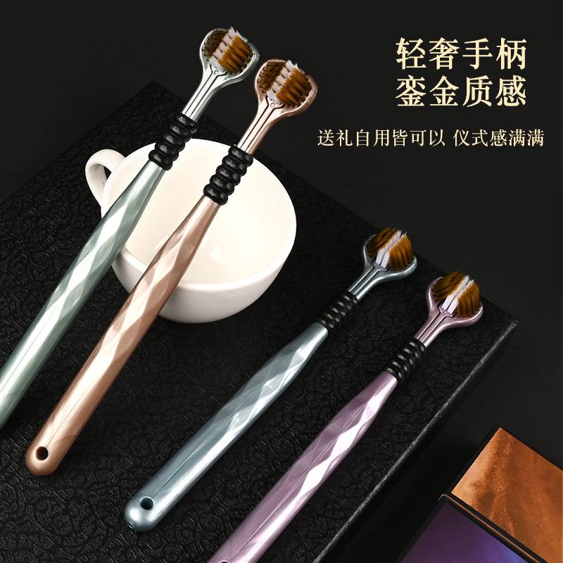 Трехсторонняя зубная щетка с мягкой щетиной и зоной для чистки языка. Обеспечивает бережную очистку зубов и десен, улучшая гигиену полости рта. Идеальна для ежедневного использования. — изображение 2