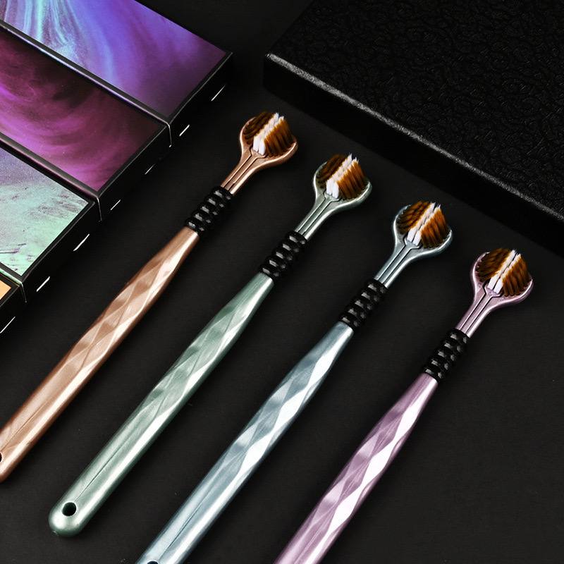 Трехсторонняя зубная щетка с мягкой щетиной и зоной для чистки языка. Обеспечивает бережную очистку зубов и десен, улучшая гигиену полости рта. Идеальна для ежедневного использования. — изображение 3