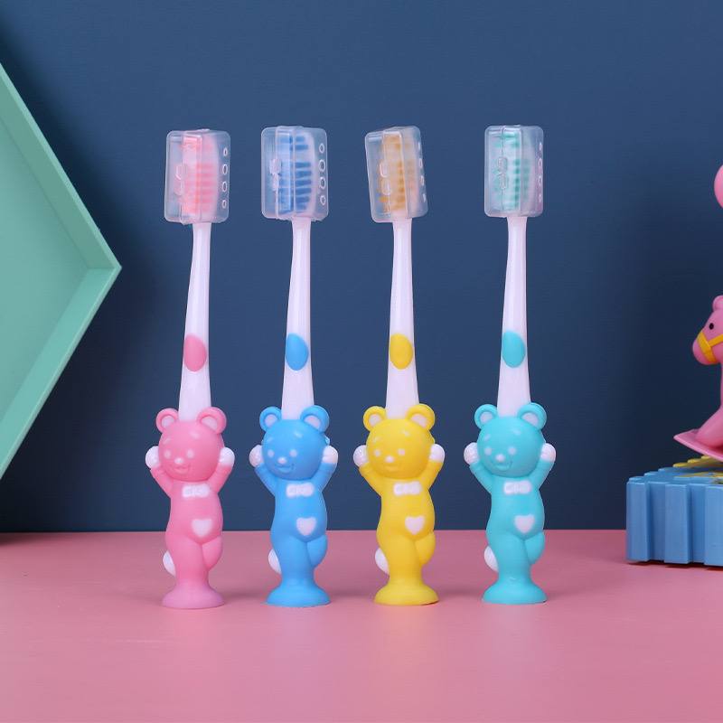 Детская зубная щетка с мультяшным дизайном — кролик и медведь. Мягкая щетина, удобна для малышей.