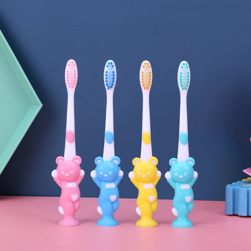 Детская зубная щетка с мультяшным дизайном — кролик и медведь. Мягкая щетина, удобна для малышей. — изображение 4