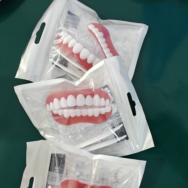 Четвертое поколение силиконовых зубных накладок Instant Smile — имитация зубных протезов для быстрой и естественной улыбки. Легко надеваются, обеспечивают эффект отбеливания.